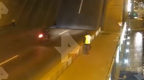 Падение мотоциклиста с разводного моста в Питере зафиксировала камера наблюдения 
