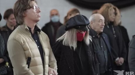 Пугачева на похоронах Краснова закрыла лицо руками, чтобы скрыть слезы