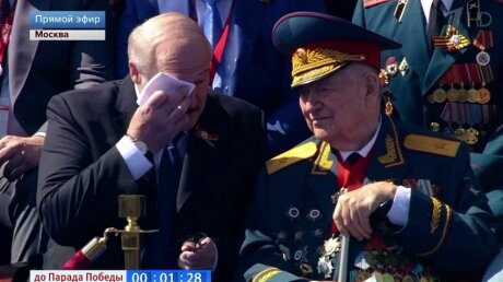 Лукашенко заплакал во время разговора с ветераном на Параде Победы