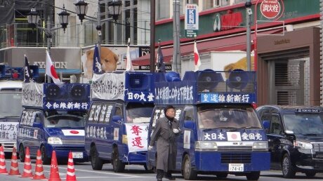 Японские националисты "окружили" посольство РФ в Токио и требуют "вернуть" Курилы