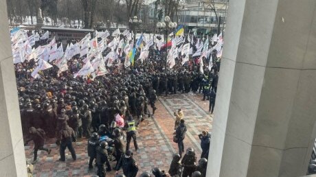 В Киеве толпа протестующих пошла на штурм ВРУ: кадры столкновений