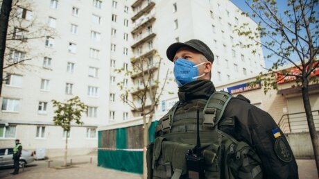 Под Киевом в общежитии из-за COVID-19 закрыты сотни человек: власти пытались "скрыть" ЧП, люди бегут через окна