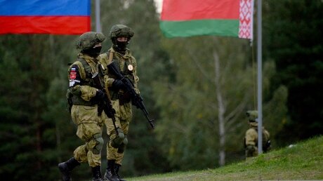 ​Белорусские военные устанавливают палатки вдоль трассы, идущей от России: кадры