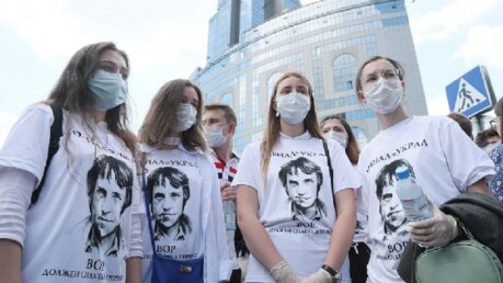 Во время суда над Серебренниковым пристыдили активисток в футболках с изображением Высоцкого