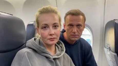 Жена Алексея Навального потребовала "водочки" на борту самолета