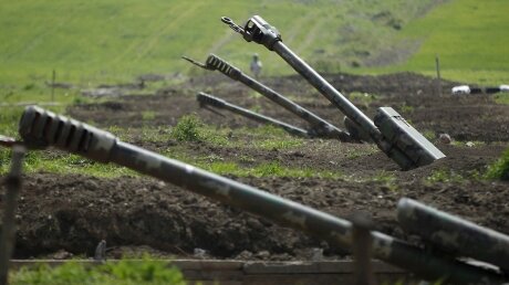 ​Азербайджан "работает" на агдеренском направлении: появились кадры мощных артиллерийских атак по позициям НКР