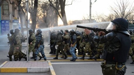 Протестующие в Бишкеке бросали в силовиков "коктейли Молотова" 