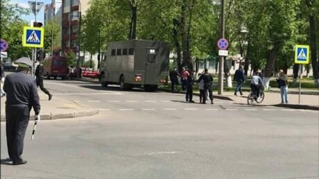 В Бобруйске протесты против парада в Минске: ОМОН задерживает людей и грузит в автозаки