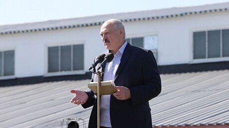 Лукашенко вышел за оцепление резиденции и пригрозил оппозиции 