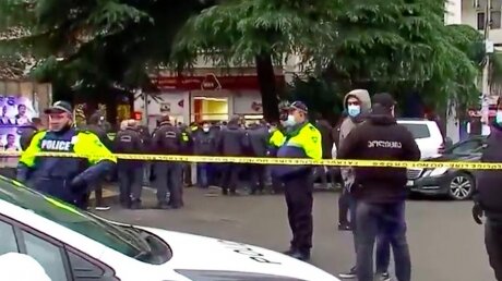 Захват заложников в Тбилиси: неизвестный с гранатой удерживает 9 человек в офисе 