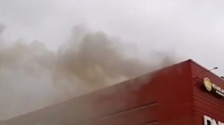Пожар в ТЦ "Красный Кит" в Мытищах: в Сети показали видео с места происшествия