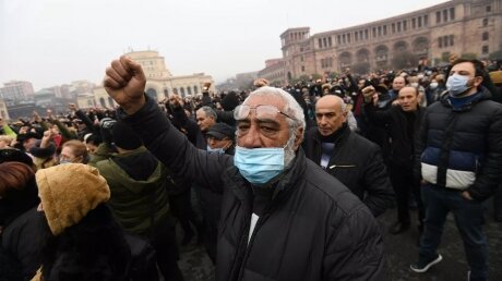 Появились кадры первых задержаний в Ереване на акции протеста