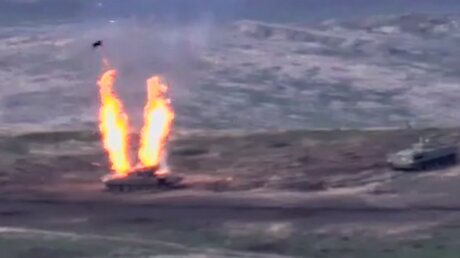 Из азербайджанского танка вырвались два столба пламени после попадания снаряда: видео атаки