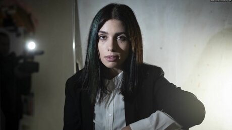 Надежда Толоконникова из Pussy Riot разделась в поддержку художницы, рисовавшей женские половые органы