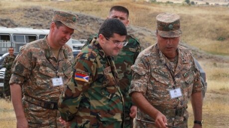 Глава НКР Араик Арутюнян ранее лично просил Пашиняна завершить войну в Карабахе