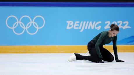 Камила Валиева не удержалась на коньках на тренировке перед произвольной программой Олимпиады – 2022
