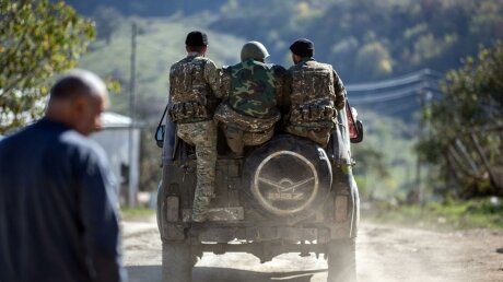 В Карабахе в репортаж попал кадр летящей ракеты, направленной на машину с иностранными репортерами