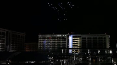 Армия дронов в ночном небе над Анапой попала на видео