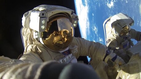 Впервые в истории: контракт подписали космические туристы