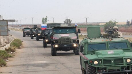 Российский патруль ловко ушел от военнослужащих США, попытавшихся его заблокировать в Сирии: кадры