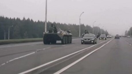 В Минск вновь стягивают военную технику: в городе замечены бронемашины с пулеметами и БТР