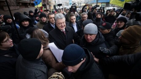 ​"Порох, геть!" – Порошенко пробирался на допрос в ГБР по делу Минских соглашений под крики и давку на митинге