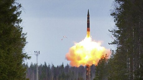 В России запустили межконтинентальную ракету "Тополь", способную обмануть систему ПРО