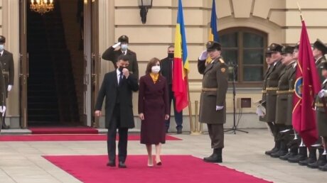 ​В легком пальто и желтом платке: Санду прибыла на Украину для "перезагрузки" двухсторонних отношений