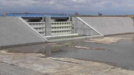 Дамба, заблокировавшая подачу воды в Крым, разваливается на части