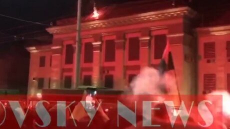Радикалы в Киеве атаковали ракетницей посольство РФ - стянута военная техника