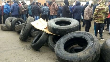 Строят баррикады и готовятся к противостоянию: как под Полтавой "встречают" эвакуированных из Китая украинцев