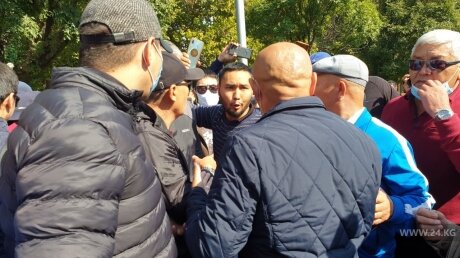 ​В Бишкеке сторонники Атамбаева пошли стеной на сторонников Жапарова
