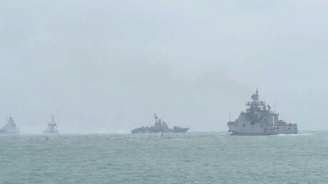 Российские военные корабли вышли на оборону Крыма: видео десятков судов в Черном море