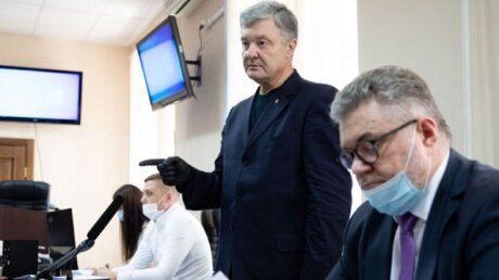 "Отпустите его, он обо***лся", - Порошенко в зале суда оскорбил прокурора