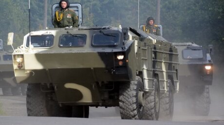 Протесты в Минске: в центр города стянули военную технику, спецназ вооружается гранатометами