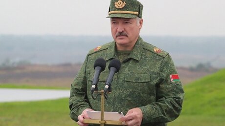 Лукашенко приказал военным без предупреждения отвечать на нарушения западной границы