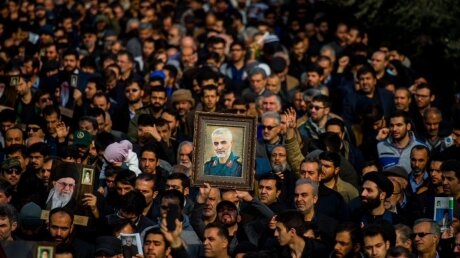 В Иране десятки тысячи людей вышли на улицы и грозят США местью за Сулеймани: кадры