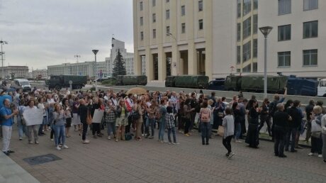 На акции в поддержку учителей в Минске скандировали “Позор” и “Трибунал”: кадры