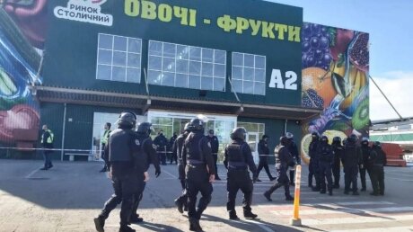 В Киеве неизвестные на БРДМ штурмуют рынок "Столичный" – им противостоит спецназ