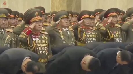 Ким Чен Ын, кланяющийся отцу и деду, попал на видео в Кымсусанском дворце Солнца