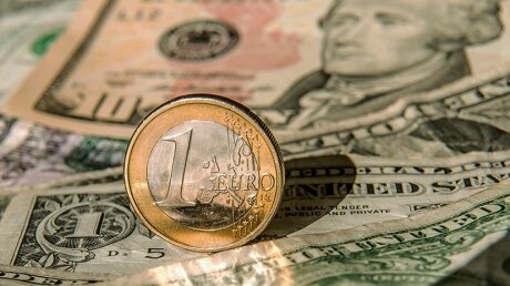 ​Рубль продолжает терять в цене: курс валют на 16 марта
