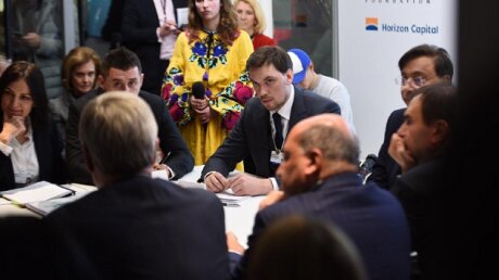 Украинский премьер Гончарук учил иностранных инвесторов националистическим лозунгам в Давосе