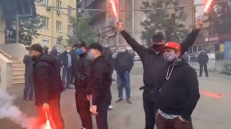 Взрывы и драка с полицией: в Киеве радикалы атаковали офис Медведчука