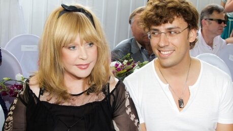 Максим Галкин выложил в Сети фото семейной идиллии: "Блондинка за углом прекрасна!"