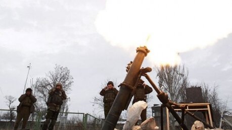 "Тяжелое, залпы каждые 1,5-2 минуты", - в Донецке у аэропорта несколько часов продолжается бой