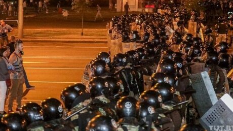 ​В Белоруссии начались стычки протестующих с силовиками: засады устраивают даже во дворах