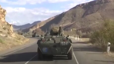 В Сети появились кадры прибытия российских бронемашин с миротворцами в Ханкенди
