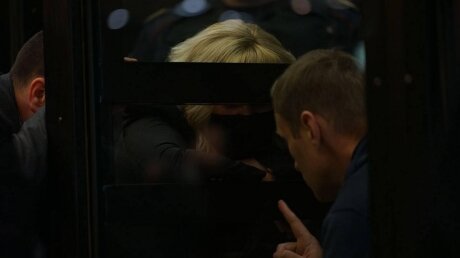 ​Суд над Навальным: блогер обратился к жене и похвалил ее – опубликованы кадры