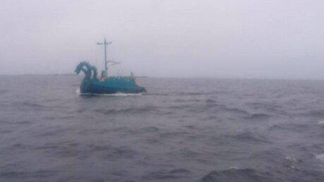 Российская яхта, украшенная в виде "Змея Горыныча" "до жути" напугала финских пограничников
