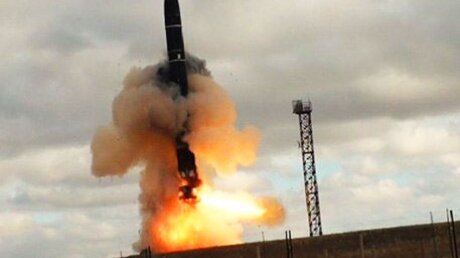 Трепещи американская ПРО: баллистическая ракета "Сармат" за 60 секунд уничтожает все на своем пути